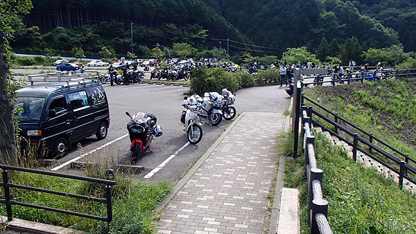 鳥居原ふれあいの館の駐車場